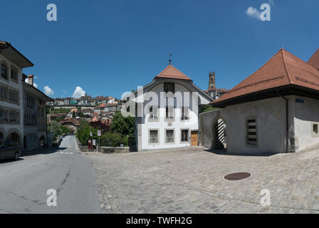 Friburgo, FR / Svizzera - 30 Maggio 2019: vista del centro storico di Saint Jean la chiesa e il ponte nella storica città di Friburgo Foto Stock