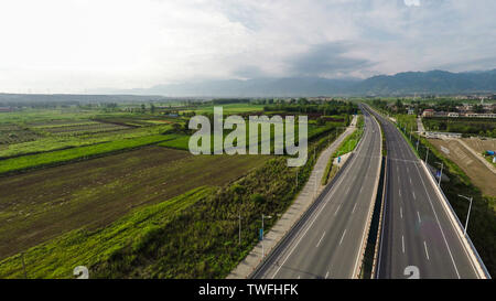 Riprese aeree campi e strade Foto Stock