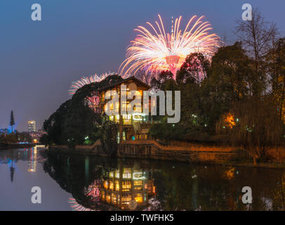 Tianfu Torre Panda spettacolo di fuochi d'artificio sul bordo del fiume Funan a Chengdu Foto Stock
