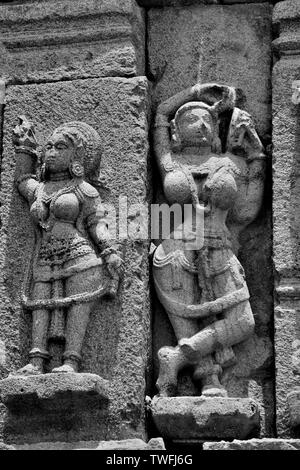 Idoli scolpiti sulla parete esterna di un tempio, vicino tempio Palasdev, Ujani Dam, Maharashtra, India Foto Stock