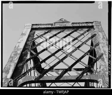 Portale di controventamento di dettaglio attraverso il traliccio, che mostra il nome e la data piastre; vista verso nord-est - Nebraska City bridge spanning Missouri River vicino autostrada 2 tra Nebraska e Iowa, Nebraska City, Otoe County, NE Foto Stock