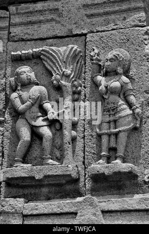 Idoli scolpiti sulla parete esterna di un tempio, vicino tempio Palasdev, Ujani Dam, Maharashtra, India Foto Stock