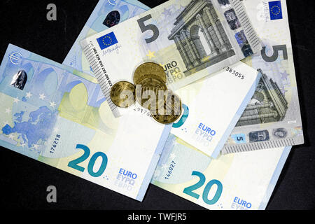 Londra, Regno Unito, 20 Giugno 2019: l'Euro è sceso contro il dollaro ed altre valute con la Banca centrale europea la preoccupazione su In salita Foto Stock