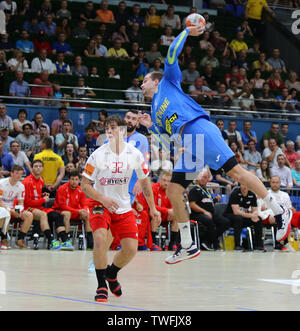 Kiev, Ucraina - 12 giugno 2019: Andrii AKIMENKO dell'Ucraina getta una palla durante la EHF EURO 2020 qualificatori di gioco di pallamano Ucraina v Danimarca al Palace Foto Stock