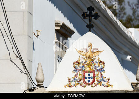 Memorial presso l'ingresso al ponte romano in Tavira , Algarve Portogallo Foto Stock