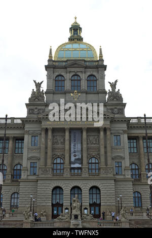 Vista sull'ingresso principale e la facciata del Museo Nazionale edificio principale come visto dalla Piazza di San Venceslao a Praga, Repubblica Ceca Foto Stock