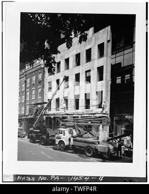 Conservate la facciata della Pennsylvania FIRE Insurance Company essendo re-installato nel suo sito originale in mezzo il nuovo 21-storia edificio per uffici - Pennsylvania Fire Insurance Company, 508-510 Walnut Street, Philadelphia, Contea di Philadelphia, PA Foto Stock