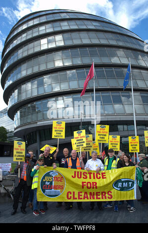 Mick in contanti il segretario generale del RMT unione rampa conduce una protesta al di fuori della città di Hall in Londra Foto Stock