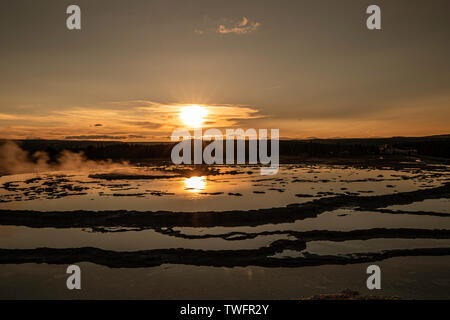 Sunset over Firehole Geyser, il Parco Nazionale di Yellowstone, STATI UNITI D'AMERICA Foto Stock
