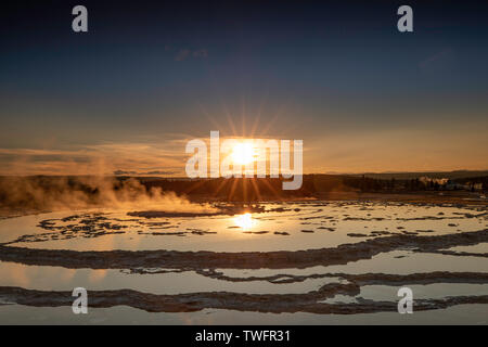 Sunset over Firehole Geyser, il Parco Nazionale di Yellowstone, STATI UNITI D'AMERICA Foto Stock
