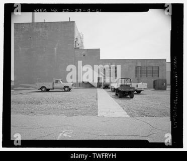 Acqua di processo edificio, TRA-605. Lato nord. Telecamera rivolta verso sud. Nota roofline a gradini. Le finestre sono in negozio e aree di controllo. Negativo INL No.46-35 HD-1.; Mike gru, fotografo, 4-2005 - Idaho National Engineering Laboratory, Test Area reattore, materiali e test di progettazione di reattori, Scoville, Butte County, ID Foto Stock