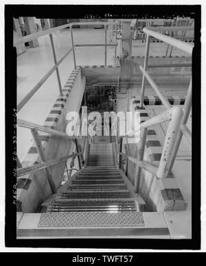 Acqua di processo edificio, TRA-605, interno. Primo piano. Guardando verso il basso scala al livello del seminterrato, fotocamera si affaccia ad ovest. Negativo INL NO. HD46-27-4.; Mike gru, fotografo, 2-2005 - Idaho National Engineering Laboratory, Test Area reattore, materiali e test di progettazione di reattori, Scoville, Butte County, ID Foto Stock