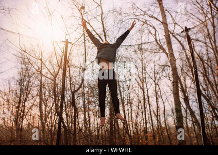 Ragazzo saltando su un trampolino, Stati Uniti Foto Stock