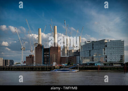 Battersea Power Station sul Fiume Tamigi Foto Stock