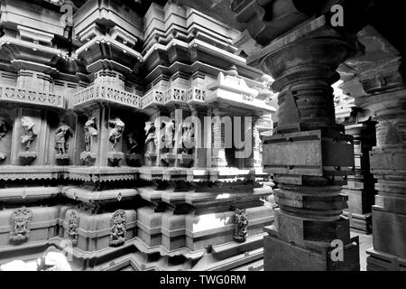 Splendidamente scolpito idoli sulla parete interna del Tempio Bhuleshwar, Yawat, Maharashtra, India Foto Stock