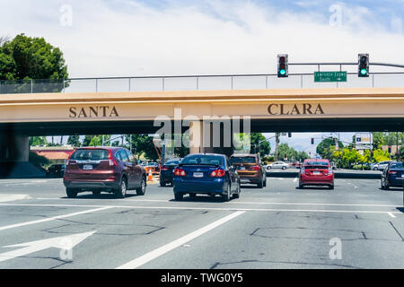 Giugno 15, 2019 Santa Clara / CA / STATI UNITI D'AMERICA - vetture guida su El Camino Real attraverso la Silicon Valley in South San Francisco Bay Area; Santa Clara città boundar Foto Stock