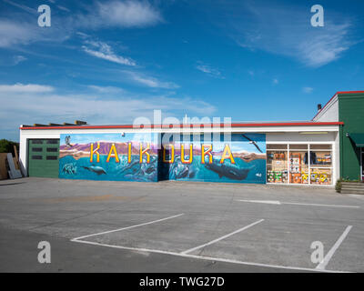 Il terreno coltivabile negozio cooperativa in Kaikoura Nuova Zelanda con un coloratissimo murale dipinto sulla parete. Foto Stock