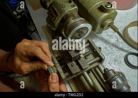 Uomo al lavoro su Mini macchina tornio, Mumbai India Asia Foto Stock