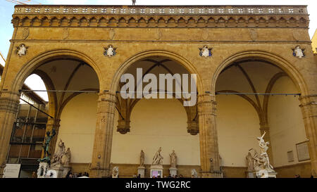 Vista della Loggia dei Lanzi, chiamato anche la Loggia della Signoria, un edificio su un angolo della Piazza della Signoria a Firenze, Toscana, Italia Foto Stock