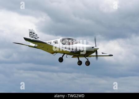 Bellissima BRM Aero Bristell aeromobili leggeri G-CXTE sul finale prima di atterrare a Popham Airfield vicino a Basingstoke Hampshire Foto Stock