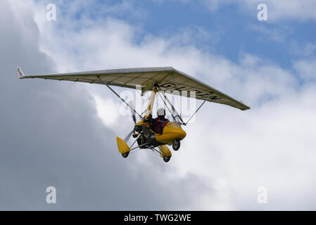 Smart cercando QuikR giallo flex ala velivoli ultraleggeri volare al di sopra Popham Airfield vicino a Basingstoke Hampshire Foto Stock