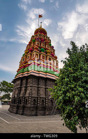 Colorato tempio indù a Wagholi, Pune India. Foto Stock