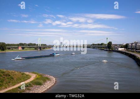 Il Muelheimer ponte che attraversa il fiume Reno a Colonia, Germania. die Muelheimer Bruecke ueber den Rhein, Koeln, Deutschland. Foto Stock