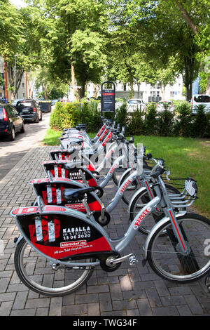 Biciclette e-bikes in corrispondenza di una stazione di carica al Stegerwald complesso residenziale nel quartiere Muelheim, clima-carter di protezione station wagon, Colonia, Germania. Foto Stock