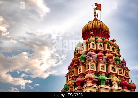 Colorato tempio indù a Wagholi, Pune India. Foto Stock