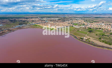 Vista aerea sulla rosa Salt Lake e Aigues-Mortes - città medievale fortificata nel sud della Francia. Foto Stock