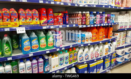 Scaffali del supermercato con prodotti per la pulizia: detergenti, disinfettanti, saponi, detergenti per pavimento Foto Stock