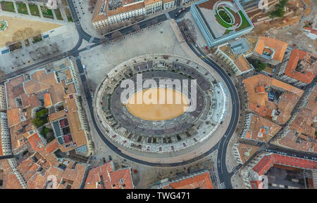 Vista superiore della antica arena circondata da edifici della città. Nimes, Francia. Foto Stock