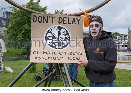 Edinburgh, Regno Unito. Xx Giugno, 2019. La Ribellione di estinzione danza simbolica dei morti e Die, ospitato dalla ribellione di estinzione in Scozia nel parco di Holyrood Park al di fuori del parlamento scozzese, questo è quello di evidenziare la riduzione delle emissioni di anidride carbonica causa e di mantenere la pressione sui politici che discuterà il disegno di legge sul clima il 18 e 25 giugno. Credito: Craig Brown Foto Stock