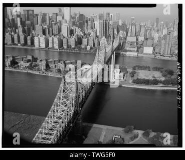 Il Queensboro Bridge crossing l'East River da Brooklyn a Manhattan su BLACKWELL (ROOSEVELT) ISLAND - il Queensboro Bridge Spanning East River e Blackwell Island, New York New York County, NY Foto Stock