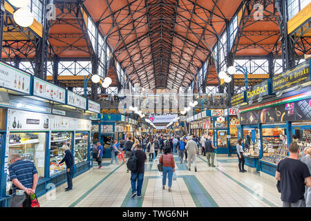 People shopping nel grande mercato coperto di Budapest, Ungheria. Grande sala del mercato è il più grande mercato coperto in BU Foto Stock