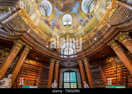Interno della Biblioteca Nazionale Austriaca - vecchia libreria barocca dell impero asburgico situato nel Palazzo di Hofburg. Foto Stock