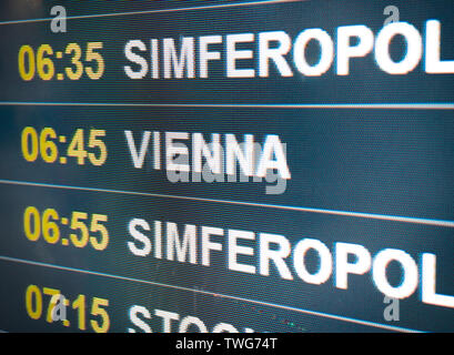 Segnapunti elettronici i voli e le compagnie aeree. Destinazioni: Simferopol, Vienna. Aeroporto di informazioni di volo di arrivo visualizzato sulla scheda di partenza, il volo Foto Stock