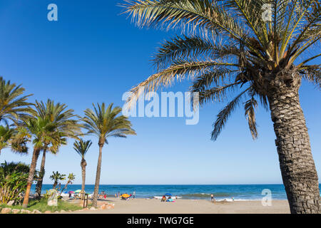 El Bombo beach, La Cala de Mijas, Costa del Sol, provincia di Malaga, Andalusia, Spagna meridionale. Foto Stock