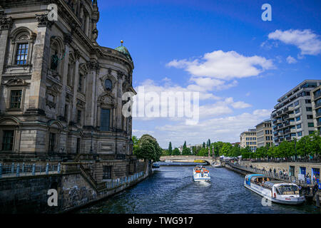 Barche sul fiume Sprea a Berlino, Germania Foto Stock