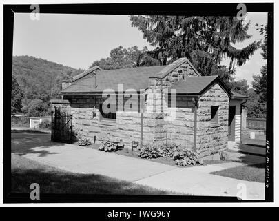 Parte posteriore e lato est elevazione del garage. Vista dell'Occidente. - Grafton Cimitero Nazionale, 431 Walnut Street, Grafton, Taylor County, WV; U.S. Reparto degli affari di veterani Foto Stock