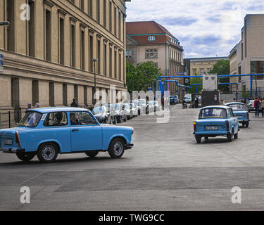 Auto d'epoca blu per le strade di Berlino, Germania Foto Stock