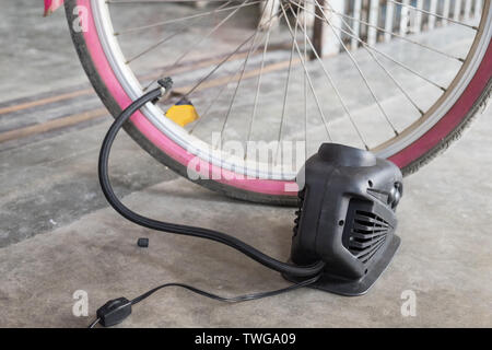 Soffietti di gonfiare il pneumatico per bicicletta rosa Foto Stock