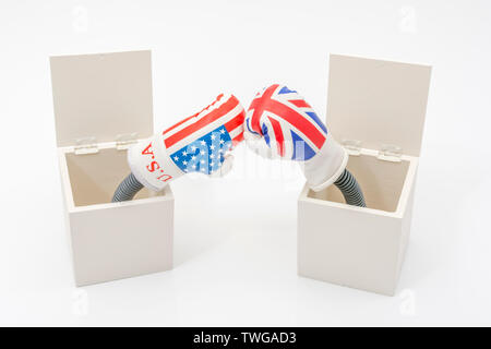 Mini UK e USA i guantoni in Jack in una scatola concetto. Metafora per UK-delle relazioni con gli Stati Uniti, Regno Unito Stati Uniti concorrenza commerciale, U.S. UK business la concorrenza. Foto Stock