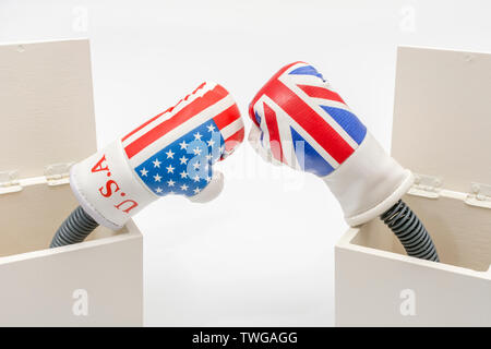 Mini UK e USA i guantoni in Jack in una scatola concetto. Metafora per UK-delle relazioni con gli Stati Uniti, Regno Unito Stati Uniti concorrenza commerciale, U.S. UK business la concorrenza. Foto Stock