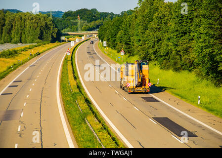 Neuoetting,Germany-June 18,2019: Vista di autostrada tedesca con cartelli di avvertimento di costruzione in anticipo. Foto Stock