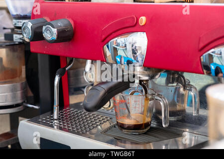 Red Caffettiera espresso facendo fluire in shot Foto Stock