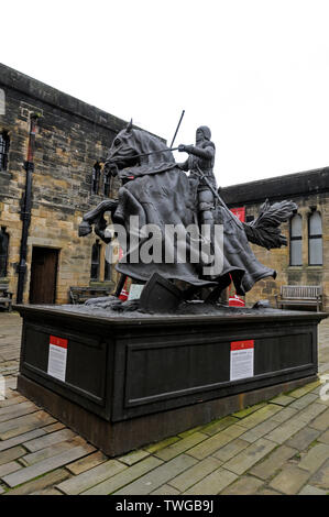Statua equestre di un cavaliere medievale ,Harry Percy, 'Hotspur' a Alnwick Castle a Alnwick in Northumberland, Gran Bretagna. Egli vi nacque nel 1364 un Foto Stock