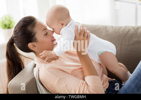 Felice madre con bambino più piccolo ragazzo a casa Foto Stock