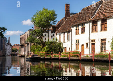 Ghent, Belgio - 19 Giugno 2019: belle case lungo il fiume Leie nel centro della città Foto Stock