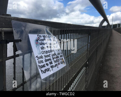 Inverness, Regno Unito, 20 giugno 2019. Una nota di incoraggiamento e la positività è stata attaccata al Kessock Bridge in Inverness, dove molte persone hanno commesso suicidio. Credito: Andrew Smith Foto Stock